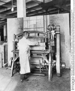 United States: c. 1929 A man working in a factory on the new improved gearless sole-cutting machine. Note the wall with a window view constructed behind his work place. Underwood Archives The Image Works xUnderwoodxArchives 1-Work-Fact-Men_14