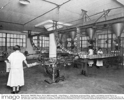 United States: c. 1918 Women employees filling, sealing, and labeling canned food on an assembly line in a factory. Underwood Archives The Image Works xUnderwoodxArchives 1-Work-Fact-W_2