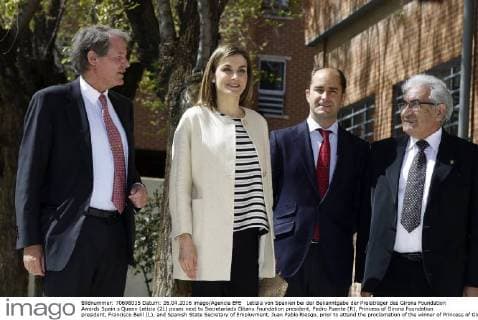 Letizia von Spanien bei der Bekanntgabe der Preisträger des Girona Foundation Awards Spain s Queen Letizia (2L) poses next to Secretariado Gitano Foundation president, Pedro Puente (R), Princess of Girona Foundation president, Francisco Belil (L), and Spanish State Secretary of Employment, Juan Pablo Riesgo, prior to attend the proclamation of the winner of Princess of Girona Award, in Madrid, Spain, 16 April 2016. The prize awards young scientists in recognition of outstanding research projects or works with a great potential. QUEEN LETIZIA ATTENDS PRINCESS OF GIRONA AWARD CEREMONY !ACHTUNG: NUR REDAKTIONELLE NUTZUNG!  GRA363 20160426-635972920006626830