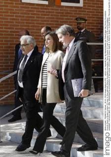 Letizia von Spanien bei der Bekanntgabe der Preisträger des Girona Foundation Awards Spain s Queen Letizia (C) next to Secretariado Gitano Foundation president, Pedro Puente (L), and Princess of Girona Foundation president, Francisco Belil (R), after attending the proclamation of the winner of Princess of Girona Award, in Madrid, Spain, 16 April 2016. The prize awards young scientists in recognition of outstanding research projects or works with a great potential. QUEEN LETIZIA ATTENDS PRINCESS OF GIRONA AWARD CEREMONY !ACHTUNG: NUR REDAKTIONELLE NUTZUNG!  GRA363 20160426-635972921955846830