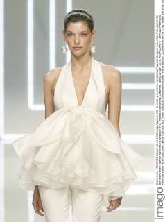A model presents the creations of Spanish designer Rosa Clara that opened the Barcelona Bridal Fashion Week with a collection of 35 dresses in Barcelona, Catalonia, Spain, 26 April 2016. ROSA CLARA AT BARCELONA BRIDAL FASHION SHOW !ACHTUNG: NUR REDAKTIONELLE NUTZUNG!  BCN003 20160426-635972971181378982