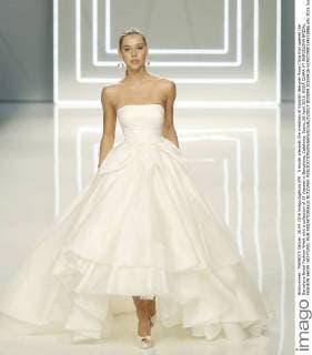 A model presents the creations of Spanish designer Rosa Clara that opened the Barcelona Bridal Fashion Week with a collection of 35 dresses in Barcelona, Catalonia, Spain, 26 April 2016. ROSA CLARA AT BARCELONA BRIDAL FASHION SHOW !ACHTUNG: NUR REDAKTIONELLE NUTZUNG!  BCN004 20160426-635972990134035866