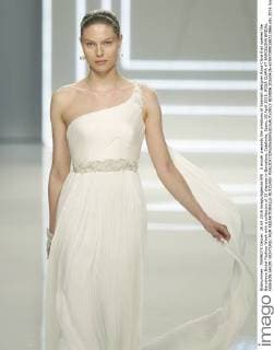 A model presents the creations of Spanish designer Rosa Clara that opened the Barcelona Bridal Fashion Week with a collection of 35 dresses in Barcelona, Catalonia, Spain, 26 April 2016. ROSA CLARA AT BARCELONA BRIDAL FASHION SHOW !ACHTUNG: NUR REDAKTIONELLE NUTZUNG!  BCN006 20160426-635972990188323866