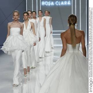 (160426) -- BARCELONA, April 26, 2016 -- Models present creations by Rosa Clara during the Barcelona Bridal Fashion Week in Barcelona, Spain, April 26, 2016. Barcelona Bridal Fashion Week kicks off here on Tuesday. ) SPAIN-BARCELONA-BRIDAL FAHION WEEK PauxBarrena 