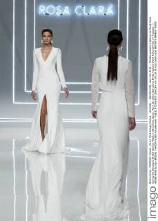 (160426) -- BARCELONA, April 26, 2016 -- Models present creations by Rosa Clara during the Barcelona Bridal Fashion Week in Barcelona, Spain, April 26, 2016. Barcelona Bridal Fashion Week kicks off here on Tuesday. ) SPAIN-BARCELONA-BRIDAL FAHION WEEK PauxBarrena 