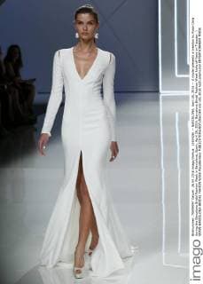 (160426) -- BARCELONA, April 26, 2016 -- A model presents a creation by Rosa Clara during the Barcelona Bridal Fashion Week in Barcelona, Spain, April 26, 2016. Barcelona Bridal Fashion Week kicks off here on Tuesday. ) SPAIN-BARCELONA-BRIDAL FAHION WEEK PauxBarrena 