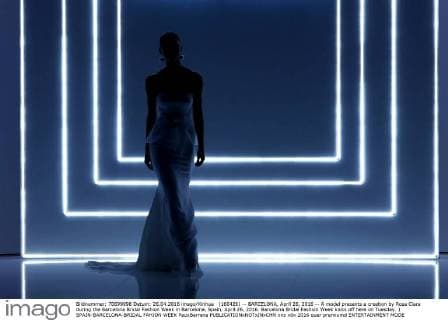 (160426) -- BARCELONA, April 26, 2016 -- A model presents a creation by Rosa Clara during the Barcelona Bridal Fashion Week in Barcelona, Spain, April 26, 2016. Barcelona Bridal Fashion Week kicks off here on Tuesday. ) SPAIN-BARCELONA-BRIDAL FAHION WEEK PauxBarrena 