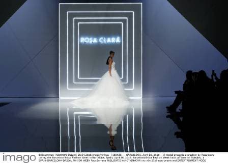 (160426) -- BARCELONA, April 26, 2016 -- A model presents a creation by Rosa Clara during the Barcelona Bridal Fashion Week in Barcelona, Spain, April 26, 2016. Barcelona Bridal Fashion Week kicks off here on Tuesday. ) SPAIN-BARCELONA-BRIDAL FAHION WEEK PauxBarrena 