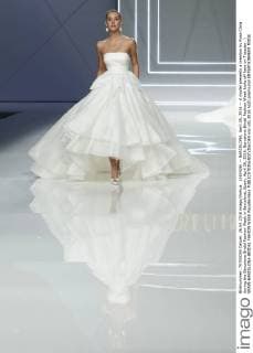 (160426) -- BARCELONA, April 26, 2016 -- A model presents a creation by Rosa Clara during the Barcelona Bridal Fashion Week in Barcelona, Spain, April 26, 2016. Barcelona Bridal Fashion Week kicks off here on Tuesday. ) SPAIN-BARCELONA-BRIDAL FAHION WEEK PauxBarrena 