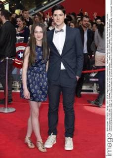 Raffey Cassidy mit Begleitung bei der Premiere des Kinofilms Captain America: Civil War The First Avenger: Civil War im Vue Cinema Westfield. London, 26.04.2016 Raffey Cassidy mit Begleitung  Foto:xS.xVasx xFuturexImage