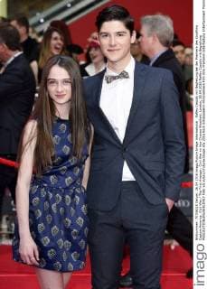 Raffey Cassidy mit Begleitung bei der Premiere des Kinofilms Captain America: Civil War The First Avenger: Civil War im Vue Cinema Westfield. London, 26.04.2016 Raffey Cassidy mit Begleitung  Foto:xS.xVasx xFuturexImage