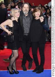 Mark Hamill mit Tochter Chelsea Hamill und Gattin Marilou York bei der Premiere des Kinofilms Captain America: Civil War The First Avenger: Civil War im Vue Cinema Westfield. London, 26.04.2016 Mark Hamill mit Tochter Chelsea Hamill und Gattin Marilou York  Foto:xS.xVasx xFuturexImage