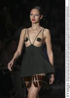 A model presents the creations of Adriana Degreas during a fashion show at the Sao Paulo Fashion Week in Sao Paulo, Brazil, 26 April 2016. EFE Sebastiao Moreira SAO PAULO FASHION WEEK !ACHTUNG: NUR REDAKTIONELLE NUTZUNG!  SAO006 20160426-635973078330608939