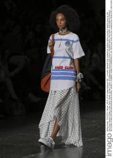 A model presents the creations of Juliana Jabour during a fashion show at the Sao Paulo Fashion Week in Sao Paulo, Brazil, 26 April 2016. EFE Sebastiao Moreira SAO PAULO FASHION WEEK !ACHTUNG: NUR REDAKTIONELLE NUTZUNG!  SAO014 20160427-635973175898740221