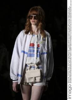 A model presents the creations of Juliana Jabour during a fashion show at the Sao Paulo Fashion Week in Sao Paulo, Brazil, 26 April 2016. EFE Sebastiao Moreira SAO PAULO FASHION WEEK !ACHTUNG: NUR REDAKTIONELLE NUTZUNG!  SAO015 20160427-635973175918708221