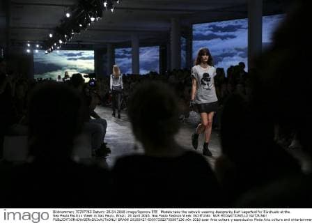 Models take the catwalk wearing designs by Karl Lagerfeld for Riachuelo at the Sao Paulo Fashion Week in Sao Paulo, Brazil, 26 April 2016. Sao Paulo Fashion Week !ACHTUNG: NUR REDAKTIONELLE NUTZUNG!  BRA96 20160427-635973323750967136