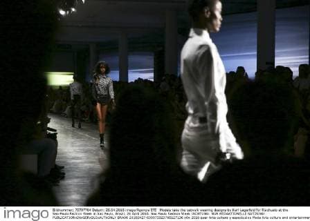 Models take the catwalk wearing designs by Karl Lagerfeld for Riachuelo at the Sao Paulo Fashion Week in Sao Paulo, Brazil, 26 April 2016. Sao Paulo Fashion Week !ACHTUNG: NUR REDAKTIONELLE NUTZUNG!  BRA96 20160427-635973323768127136