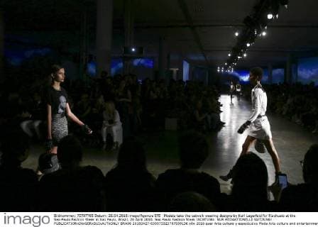 Models take the catwalk wearing designs by Karl Lagerfeld for Riachuelo at the Sao Paulo Fashion Week in Sao Paulo, Brazil, 26 April 2016. Sao Paulo Fashion Week !ACHTUNG: NUR REDAKTIONELLE NUTZUNG!  BRA96 20160427-635973323787939136