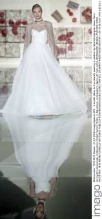 A model takes to the catwalk wearing a creation by Spanish designer Jesus Peiro during the second day of Barcelona Bridal Fashion Week, in Barcelona, northeastern Spain, 27 April 2016. BARCELONA BRIDAL FASHION WEEK !ACHTUNG: NUR REDAKTIONELLE NUTZUNG!  GRA153 20160427-635973638228870331