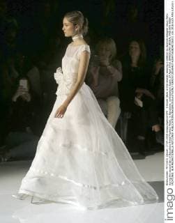A model takes to the catwalk wearing a creation by Spanish designer Jesus Peiro during the second day of Barcelona Bridal Fashion Week, in Barcelona, northeastern Spain, 27 April 2016. BARCELONA BRIDAL FASHION WEEK !ACHTUNG: NUR REDAKTIONELLE NUTZUNG!  GRA153 20160427-635973638240726331
