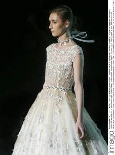 A model takes to the catwalk wearing a creation by Spanish designer Jesus Peiro during the second day of Barcelona Bridal Fashion Week, in Barcelona, northeastern Spain, 27 April 2016. BARCELONA BRIDAL FASHION WEEK !ACHTUNG: NUR REDAKTIONELLE NUTZUNG!  GRA153 20160427-635973638259602331