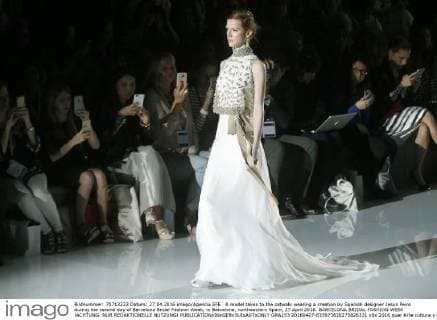 A model takes to the catwalk wearing a creation by Spanish designer Jesus Peiro during the second day of Barcelona Bridal Fashion Week, in Barcelona, northeastern Spain, 27 April 2016. BARCELONA BRIDAL FASHION WEEK !ACHTUNG: NUR REDAKTIONELLE NUTZUNG!  GRA153 20160427-635973638275826331
