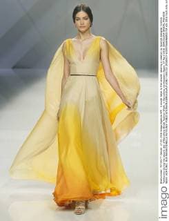 A model takes to the catwalk wearing a creation by Spanish designer Cristina Tamborero during the second day of Barcelona Bridal Fashion Week, in Barcelona, northeastern Spain, 27 April 2016. BARCELONA BRIDAL FASHION WEEK !ACHTUNG: NUR REDAKTIONELLE NUTZUNG!  GRA153 20160427-635973666466855714