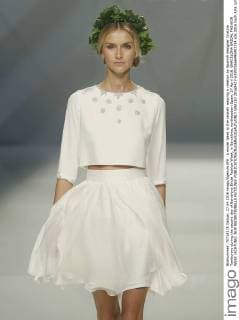 A model takes to the catwalk wearing a creation by Spanish designer Cristina Tamborero during the second day of Barcelona Bridal Fashion Week, in Barcelona, northeastern Spain, 27 April 2016. BARCELONA BRIDAL FASHION WEEK !ACHTUNG: NUR REDAKTIONELLE NUTZUNG!  GRA153 20160427-635973666495403714