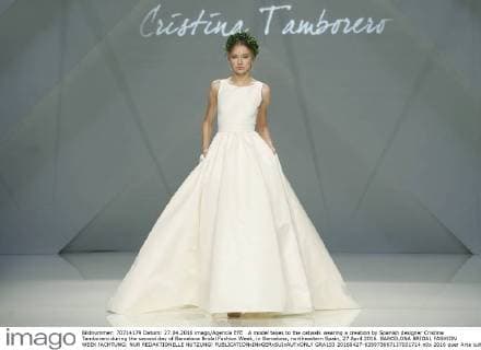A model takes to the catwalk wearing a creation by Spanish designer Cristina Tamborero during the second day of Barcelona Bridal Fashion Week, in Barcelona, northeastern Spain, 27 April 2016. BARCELONA BRIDAL FASHION WEEK !ACHTUNG: NUR REDAKTIONELLE NUTZUNG!  GRA153 20160427-635973667137031714