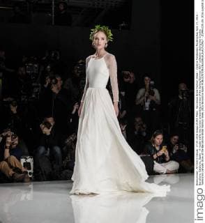 Barcelona Bridal Fashion Week - Cristina Tambonero Modenschau April 27, 2016 - Barcelona, Catalonia, Spain - A model walks the runway presenting a dress of the Spring Summer 2017 collection during the Cristina Tamborero catwalk show at the Barcelona Bridal Fashion Week 2016 Barcelona Spain - ZUMAo105