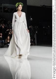 Barcelona Bridal Fashion Week - Cristina Tambonero Modenschau April 27, 2016 - Barcelona, Catalonia, Spain - A model walks the runway presenting a dress of the Spring Summer 2017 collection during the Cristina Tamborero catwalk show at the Barcelona Bridal Fashion Week 2016 Barcelona Spain - ZUMAo105