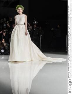 Barcelona Bridal Fashion Week - Cristina Tambonero Modenschau April 27, 2016 - Barcelona, Catalonia, Spain - A model walks the runway presenting a dress of the Spring Summer 2017 collection during the Cristina Tamborero catwalk show at the Barcelona Bridal Fashion Week 2016 Barcelona Spain - ZUMAo105