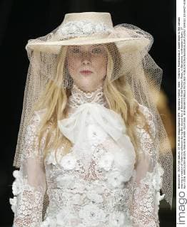Barcelona Fashion Week - Yolancris Modenschau A model takes to the catwalk wearing a creation of Yolancris collection during the second day of Barcelona Bridal Fashion Week, in Barcelona, northeastern Spain, 27 April 2016. BARCELONA BRIDAL FASHION WEEK !ACHTUNG: NUR REDAKTIONELLE NUTZUNG!  GRA153 20160427-635973739946636531