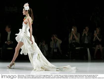 A model wears a creation of designer Isabel Sanchis during the second day of the Barcelona Bridal Fashion Week in Barcelona, Catalonia, Spain, 27 April 2016. ISABEL SANCHI FASHION SHOW !ACHTUNG: NUR REDAKTIONELLE NUTZUNG!  BCN006 20160427-635973873445105661