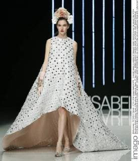 A model wears a creation of designer Isabel Sanchis during the second day of the Barcelona Bridal Fashion Week in Barcelona, Catalonia, Spain, 27 April 2016. ISABEL SANCHI FASHION SHOW !ACHTUNG: NUR REDAKTIONELLE NUTZUNG!  BCN007 20160427-635973874095781661
