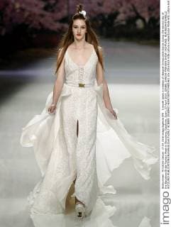 A model wears a creation of designer Inmaculada Garcia during the second day of the Barcelona Bridal Fashion Week in Barcelona, Catalonia, Spain, 27 April 2016. ISABEL SANCHI FASHION SHOW !ACHTUNG: NUR REDAKTIONELLE NUTZUNG!  BCN009 20160427-635973879714901661