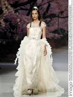 A model wears a creation of designer Inmaculada Garcia during the second day of the Barcelona Bridal Fashion Week in Barcelona, Catalonia, Spain, 27 April 2016. ISABEL SANCHI FASHION SHOW !ACHTUNG: NUR REDAKTIONELLE NUTZUNG!  BCN011 20160427-635973879727849661