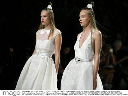 Models wears creations of designer Inmaculada Garcia during the second day of the Barcelona Bridal Fashion Week in Barcelona, Catalonia, Spain, 27 April 2016. ISABEL SANCHI FASHION SHOW !ACHTUNG: NUR REDAKTIONELLE NUTZUNG!  BCN013 20160427-635973880476241661