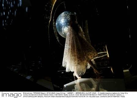 (160427) -- BARCELONA, April 27, 2016 -- A model presents creations by Yolan Cris during the Barcelona Bridal Fashion Week in Barcelona, Spain, April 27, 2016. Barcelona Bridal Fashion Week kicked off here on Tuesday. ) SPAIN-BARCELONA-BRIDAL FASHION WEEK PauxBarrena 