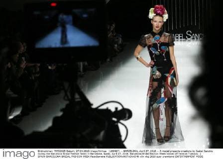(160427) -- BARCELONA, April 27, 2016 -- A model presents creations by Isabel Sanchis during the Barcelona Bridal Fashion Week in Barcelona, Spain, April 27, 2016. Barcelona Bridal Fashion Week kicked off here on Tuesday. ) SPAIN-BARCELONA-BRIDAL FASHION WEEK PauxBarrena 