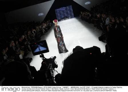 (160427) -- BARCELONA, April 27, 2016 -- A model presents creations by Isabel Sanchis during the Barcelona Bridal Fashion Week in Barcelona, Spain, April 27, 2016. Barcelona Bridal Fashion Week kicked off here on Tuesday. ) SPAIN-BARCELONA-BRIDAL FASHION WEEK PauxBarrena 