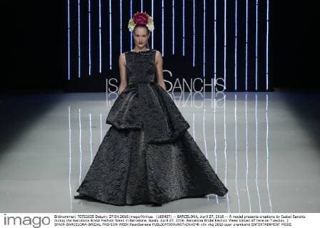 (160427) -- BARCELONA, April 27, 2016 -- A model presents creations by Isabel Sanchis during the Barcelona Bridal Fashion Week in Barcelona, Spain, April 27, 2016. Barcelona Bridal Fashion Week kicked off here on Tuesday. ) SPAIN-BARCELONA-BRIDAL FASHION WEEK PauxBarrena 