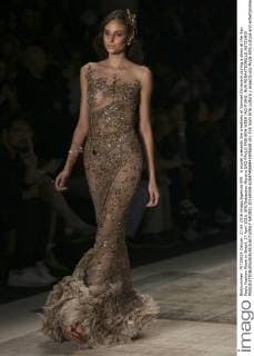 A model presents the creations of Samuel Cirnansck during a show at the Sao Paulo Fashion Week in Brazil, 27 April 2016. EFE Sebastiao Moreira SAO PAULO FASHION WEEK !ACHTUNG: NUR REDAKTIONELLE NUTZUNG!  SAO021 20160428-635974068443905658