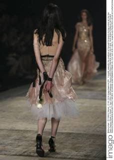 A model presents the creations of Samuel Cirnansck during a show at the Sao Paulo Fashion Week in Brazil, 27 April 2016. EFE Sebastiao Moreira SAO PAULO FASHION WEEK !ACHTUNG: NUR REDAKTIONELLE NUTZUNG!  SAO022 20160428-635974068490705658