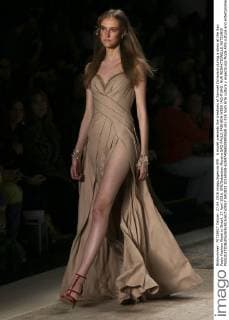 A model presents the creations of Samuel Cirnansck during a show at the Sao Paulo Fashion Week in Brazil, 27 April 2016. EFE Sebastiao Moreira SAO PAULO FASHION WEEK !ACHTUNG: NUR REDAKTIONELLE NUTZUNG!  SAO023 20160428-635974068509893658