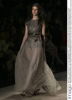 A model presents the creations of Samuel Cirnansck during a show at the Sao Paulo Fashion Week in Brazil, 27 April 2016. EFE Sebastiao Moreira SAO PAULO FASHION WEEK !ACHTUNG: NUR REDAKTIONELLE NUTZUNG!  SAO024 20160428-635974069148713658