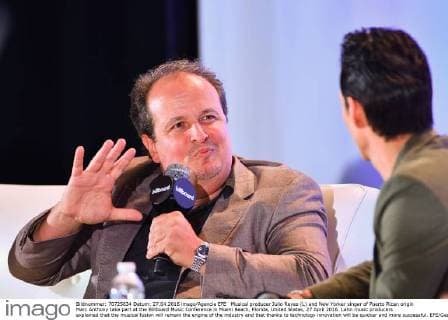 Musical producer Julio Reyes (L) and New Yorker singer of Puerto Rican origin Marc Anthony take part at the Billboard Music Conference in Miami Beach, Florida, United States, 27 April 2016. Latin music producers explained that the musical fusion will remain the engine of the industry and that thanks to technology innovation will be quicker and more successful. EFE Gaston de Cardenas MUSIC PRODUCERS AFFIRM THE ADVANCES OF TECHNOLOGY WIL WALLOW INNOVATION !ACHTUNG: NUR REDAKTIONELLE NUTZUNG!  MBE005 20160428-635974081819501658