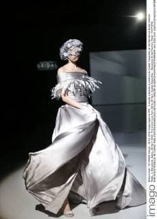 A model presents a creation by Isabel Zapardiez at the Barcelona Bridal Fashion Week, in Barcelona, Spain, 28 April 2016. The event runs from 26 to 29 April. Isabel Zapardiez - Barcelona Bridal Fashion Week !ACHTUNG: NUR REDAKTIONELLE NUTZUNG!  GRA209 20160428-635974520705949645