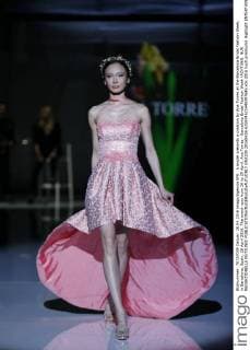 A model presents a creation by Ana Torres at the Barcelona Bridal Fashion Week, in Barcelona, Spain, 28 April 2016. The event runs from 26 to 29 April. Ana Torres - Barcelona Bridal Fashion Week !ACHTUNG: NUR REDAKTIONELLE NUTZUNG!  GRA209 20160428-635974521440397645