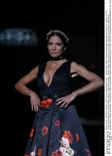 Yolanda Ruiz, wife of Spanish goalkeeer Pepe Reina, presents a creation by Ana Torres at the Barcelona Bridal Fashion Week, in Barcelona, Spain, 28 April 2016. The event runs from 26 to 29 April. Ana Torres - Barcelona Bridal Fashion Week !ACHTUNG: NUR REDAKTIONELLE NUTZUNG!  GRA209 20160428-635974521499989645